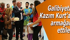 Voleybolcuların Kazım Kurt’a hediyesi galibiyet oldu