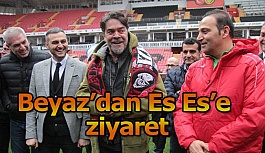 Beyaz’dan Es Es’e ziyaret