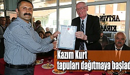 Kazım Kurt tapuları dağıtmaya başladı