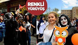 Eskişehir'de ilginç kostümlerle şenlik yürüyüşü