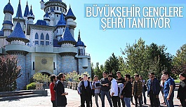 BÜYÜKŞEHİR GENÇLERE ŞEHRİ TANITIYOR