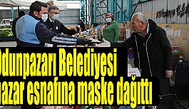 Odunpazarı Belediyesi pazar esnafına maske dağıttı