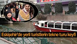 Eskişehir’de yerli turistlerin tekne turu keyfi