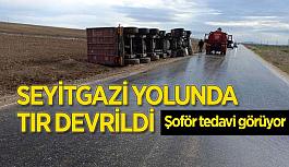 Seyitgazi’de yol kenarın devrilen tırın sürücüsü yaralandı