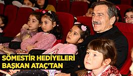 Tepebaşı Belediye Başkanı Ahmet Ataç da, çocuklarla birlikte sahnelenen oyunu izledi