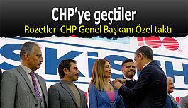 Rozetleri CHP Genel Başkanı Özel taktı